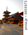 夕暮れ時の「清水寺の境内。三重塔(奥)と経堂(手前)」（京都市東山区）
