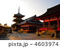 夕暮れ時の「清水寺の境内。三重塔(左)･経堂(中)･田村堂(右)」（京都市東山区）