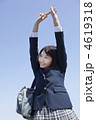 伸びをする女子高校生