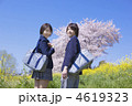 通学途中の男女高校生