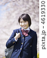 通学途中の女子高校生