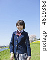 通学途中の女子高校生