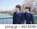 通学途中の男女高校生