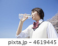ミネラルウォーターを飲む女子高校生