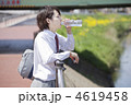 ミネラルウォーターを飲む男子高校生