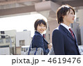 通学途中の男女高校生