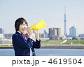 メガホンで声援を送る女子高校生