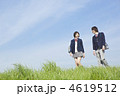 土手を歩く男女高校生