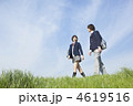 土手を歩く男女高校生