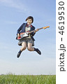 エレキギターを持ってジャンプする女子高校生