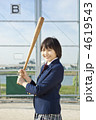 バットを構える女子高校生