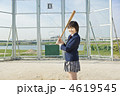 バットを構える女子高校生