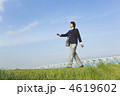 土手を歩く男子高校生