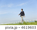 土手を歩く男子高校生