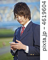 スマートフォンを見る男子高校生