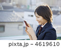 スマートフォンを見る女子高校生