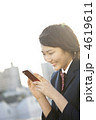 スマートフォンを見る女子高校生