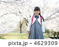 桜と新入生の女の子