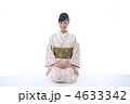 着物の若い女性