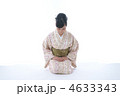 着物の若い女性