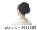 着物の若い女性