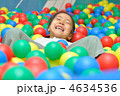 ボールプールで遊ぶ女の子