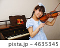 バイオリンを奏でる