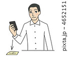 メモをスマートフォンで撮影する男性