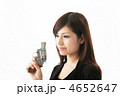 銃を持つ女性