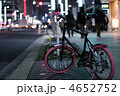 ピンクのタイヤの自転車