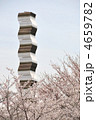 モニュメントと桜