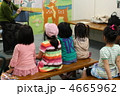 絵本の読み聞かせを楽しむ子供達