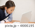 パソコンを覗き込む小学生