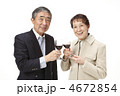 ワインを飲む老夫婦