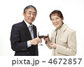 ワインを飲む老夫婦