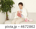 編み物をする女性