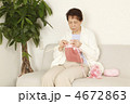 編み物をする女性