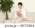 編み物をする女性
