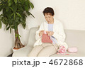 編み物をする女性