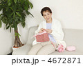 編み物をする女性