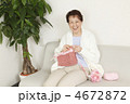 編み物をする女性