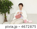 編み物をする女性