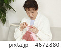 編み物をする女性