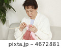 編み物をする女性