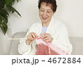 編み物をする女性