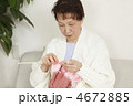 編み物をする女性