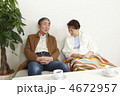 ソファーで寛ぐ老夫婦