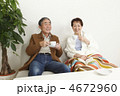ソファーで寛ぐ老夫婦