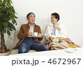 ソファーで寛ぐ老夫婦