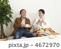ソファーで寛ぐ老夫婦